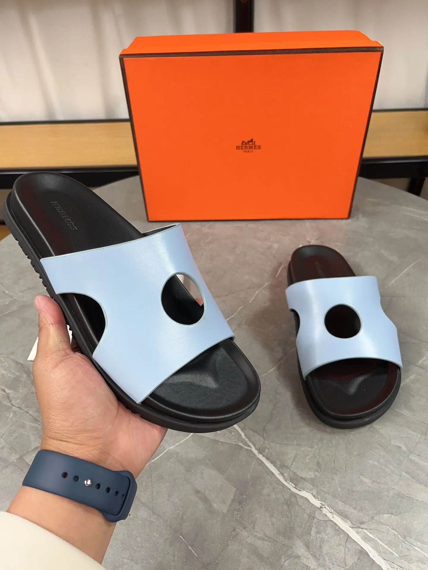 p400🐮🐮H family classic (couple style) Hermes Hermes spring and summer sandals series! Classic style, always popular slippers - sandals, great with any combination! ! ! Upper: imported PU inner lining: imported mixed sheepskin Outsole: Tpu non-slip and wear-resistant outsole Female size: 35-40 (customized at 41) Male size: 39-45 (customized at 39.45)